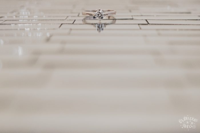 Anillo de compromiso sobre espejos