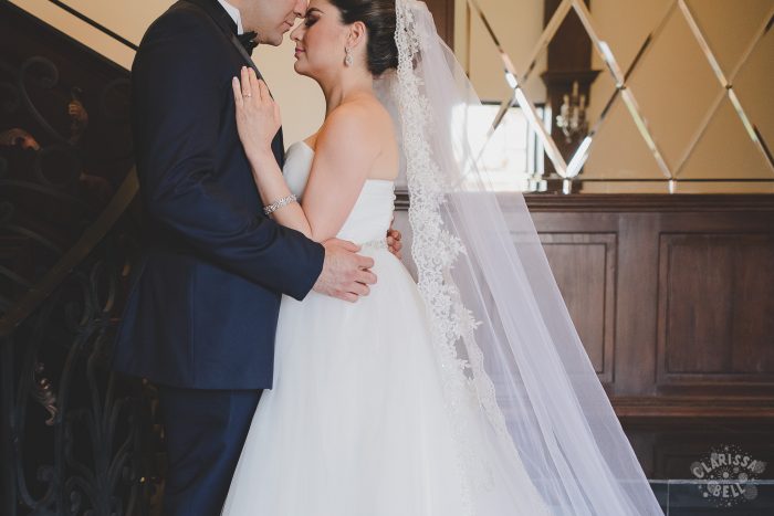 Novios en su sesión de fotos de boda, ella está recargada en el rostro de elcon su mano en el pecho del novio mientasel la toma de la cintura, ambos tienen los ojos cerrados