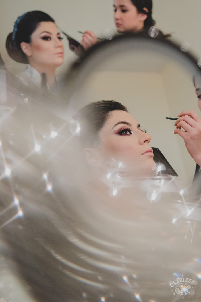 Reflejo de novia durante su sesión de maquillaje el día de su boda
