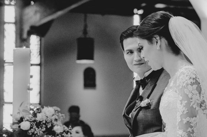 Novio ve a su recién esposa en altar de iglesia