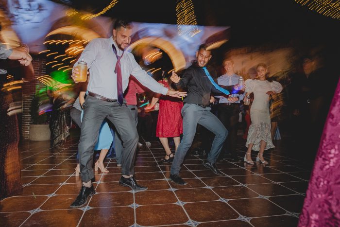 Hombres bailando en fiesta de boda