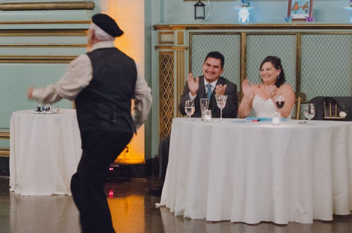 Abuelo chistoso en boda