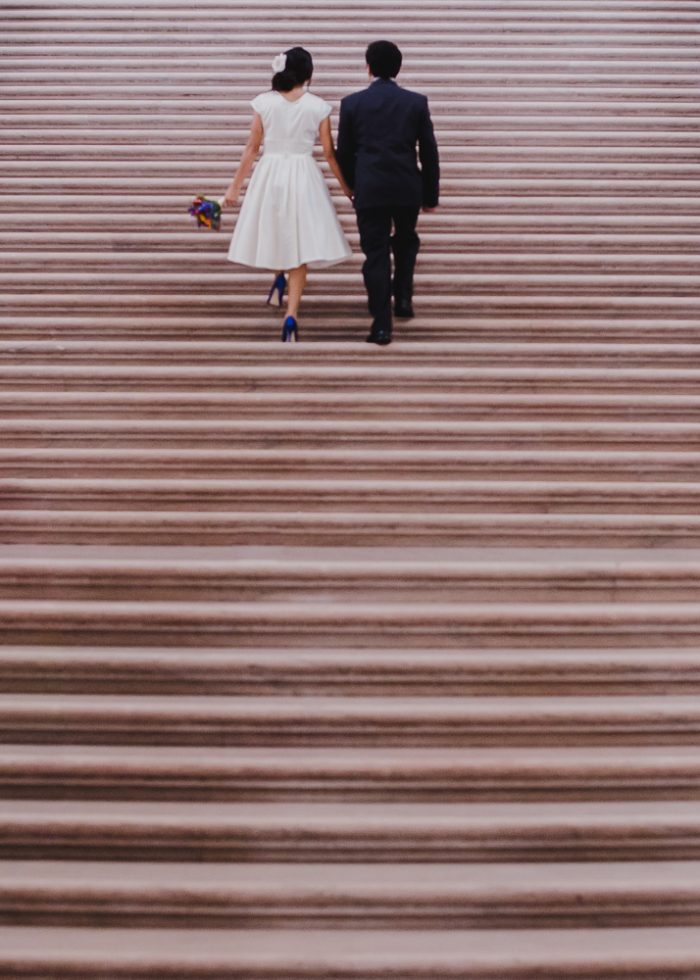 Novios subiendo escalera
