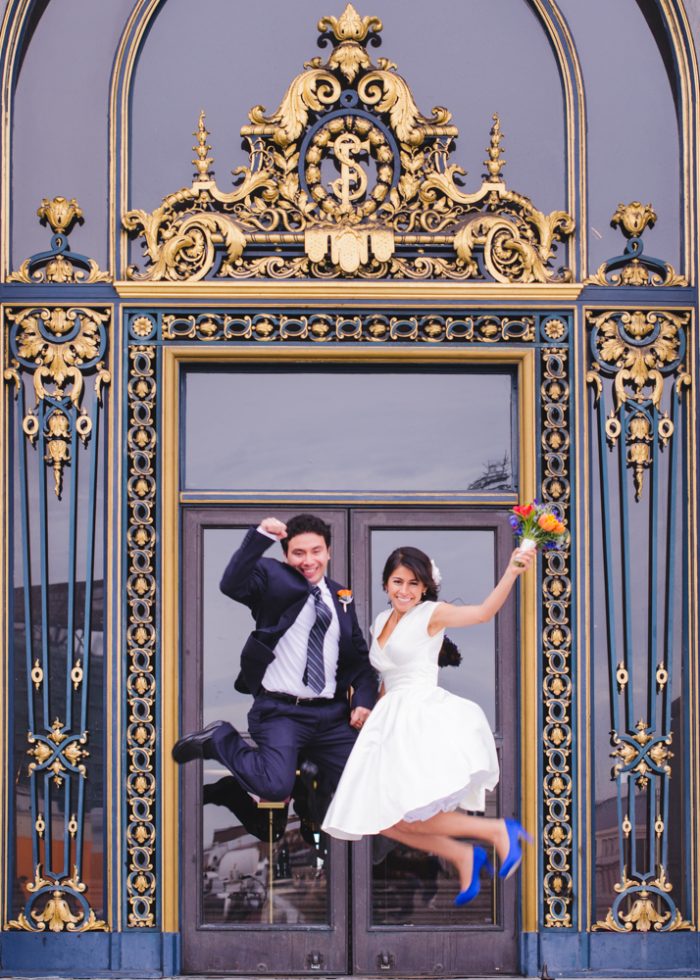 novios saltando después de boda