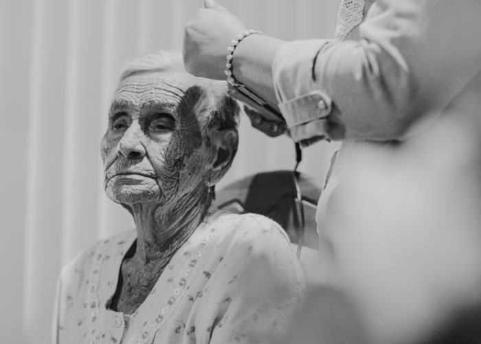 Abuelita arreglándose