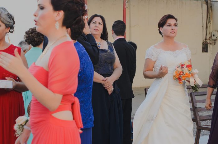 Novia esperando en iglesia