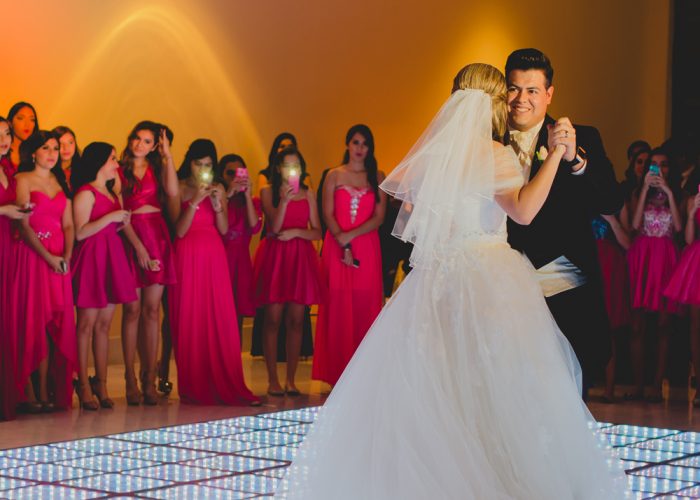 Novios bailando el vals