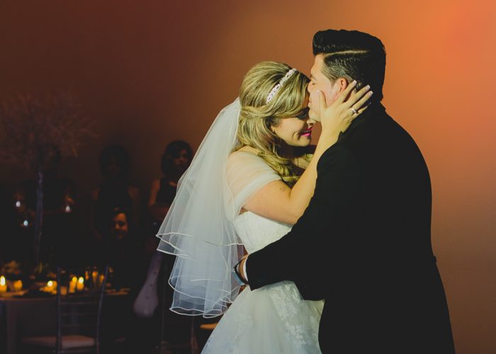 Novios emocionados durante el vals