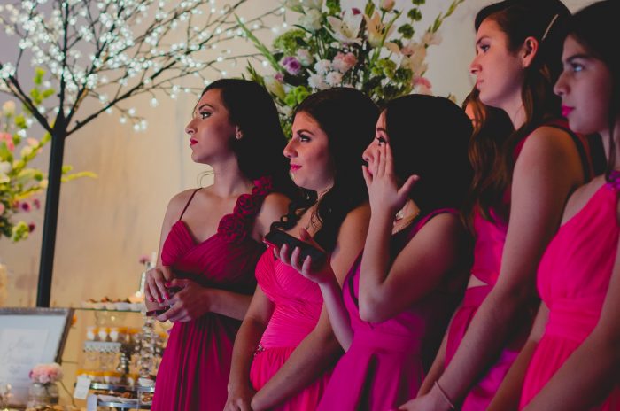 Niñas emocionadas en boda