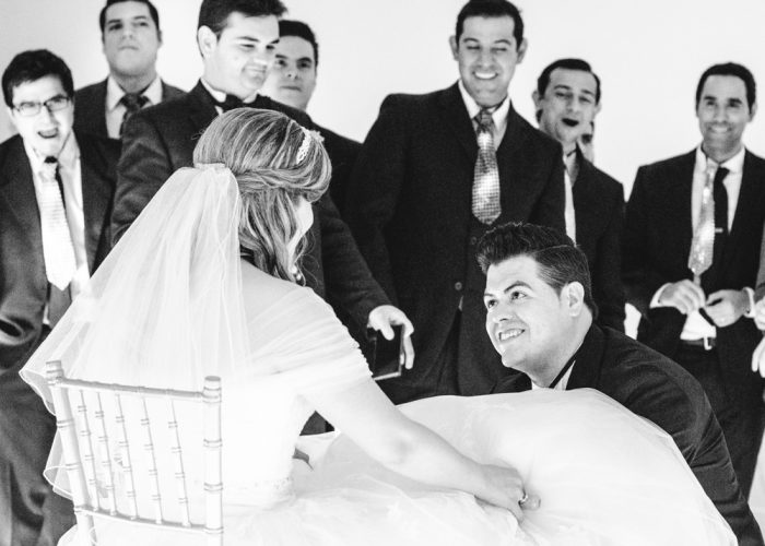 Novio quita la liga en boda