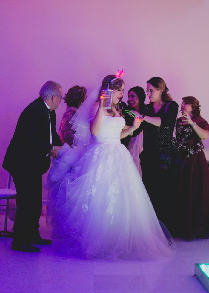 Arreglándole detalles a la novia