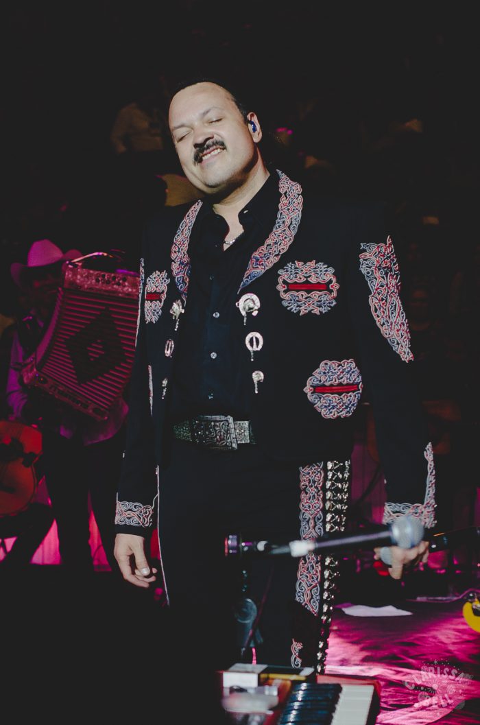 cantante de música regional mexicana Pepe Aguilar durante su presentación en el Palenque Hermosillo