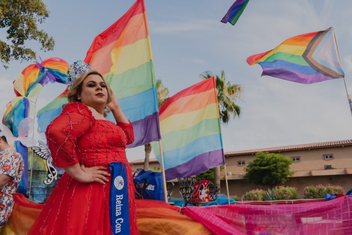 Reina Sonora Pride 2023 posando en su carro alegórico antes de iniciar la marcha