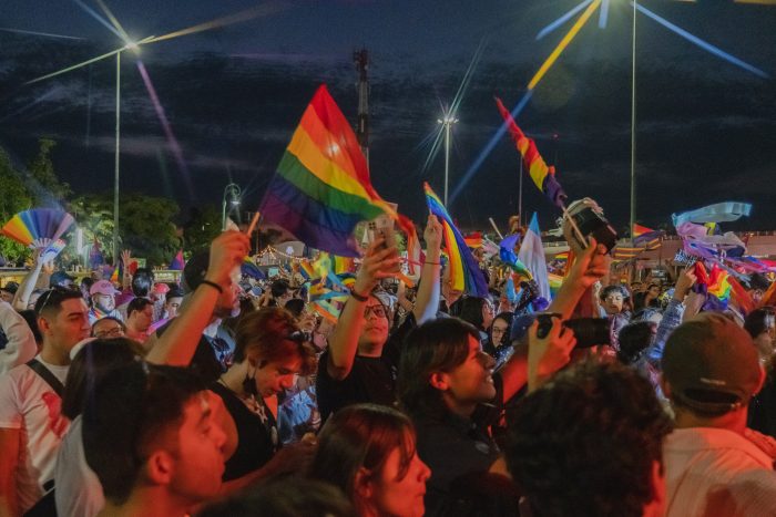 Banderas lgbtq+ ondeando durante marcha del orgullo en Hermosillo 2023