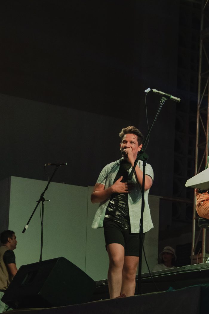 Rodolfo Guzman durante su presentación en marcha orgullo lgbtq+ hermosillo