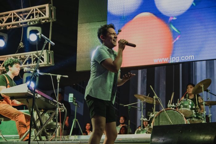 Rodolfo Guzman durante su presentación en marcha orgullo lgbtq+ hermosillo
