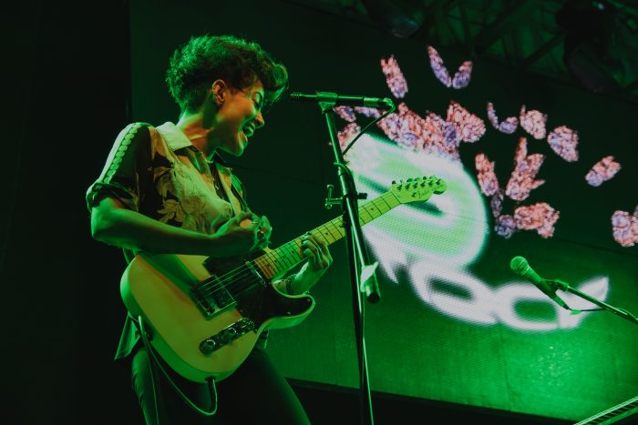 Sarah Gurrola durante su presentación en marcha orgullo lgbtq+ hermosillo