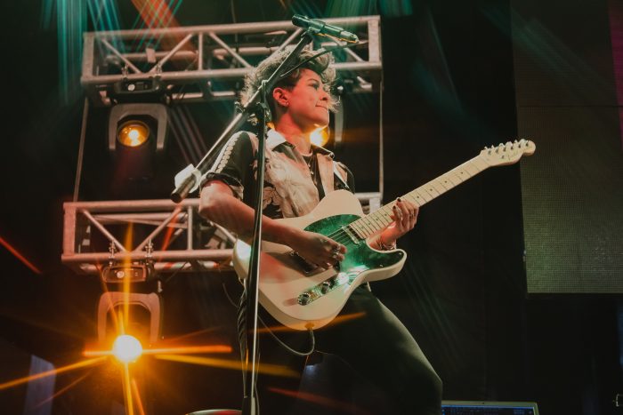 Sarah Gurrola durante su presentación en marcha orgullo lgbtq+ hermosillo