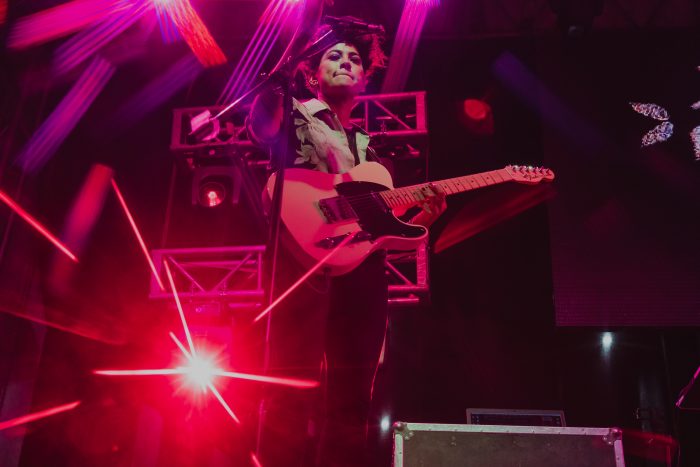 Sarah Gurrola durante su presentación en marcha orgullo lgbtq+ hermosillo